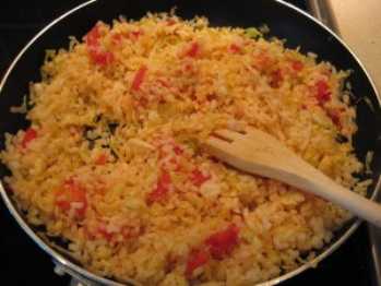 Ароматный рис с омлетом и зеленью в сковороде вок