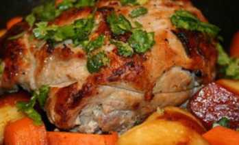 Свиная корейка, запеченная с овощами и пряностями