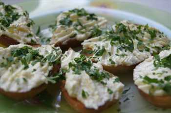Чесночно-сырный дип для бутербродов: рецепт с пошаговым фото
