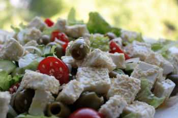 Греческий салат с кунжутом и овощами