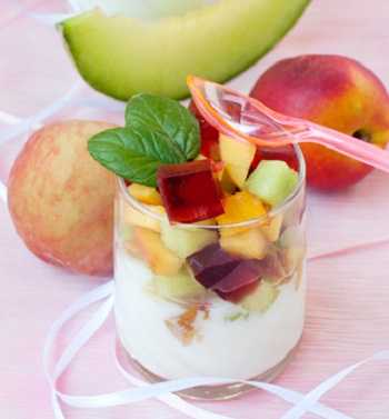 Желе из йогурта с фруктами