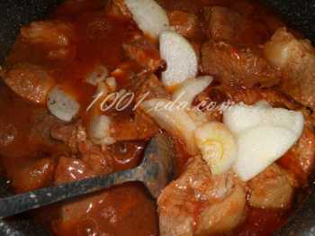 Мясо в томатном соусе с маринованным луком: рецепт с пошаговым фото