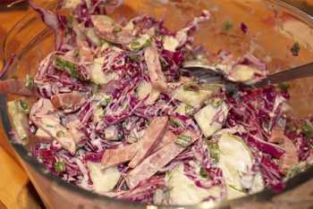 Салат из краснокочанной капусты с огурцом и колбасой: рецепт с пошаговым фото