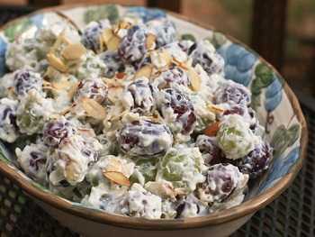 Сливочный салат из винограда с миндалем