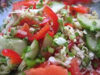 Салат из свежих помидоров, малосольных огурцов и зеленого салата